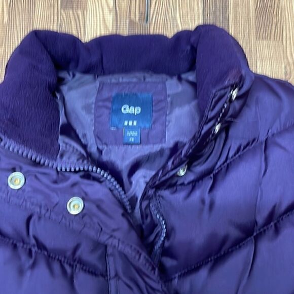 Gap woman’s dark purple puffer vest. Size XS. - Picture 2 of 8